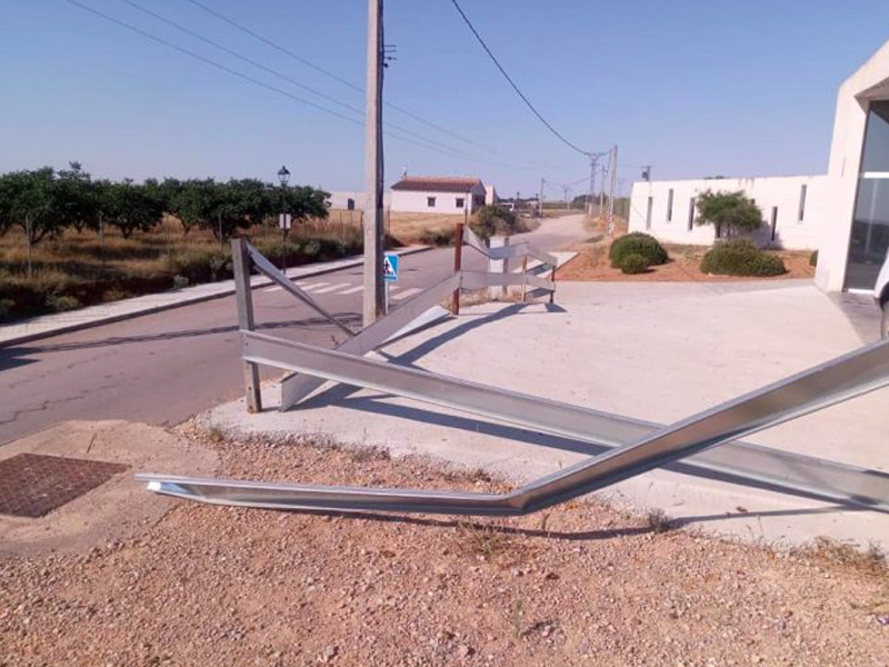 Destrozan la entrada de la piscina de la Jara tras entrar «a escondidas» a bañarse pese a estar cerrada - imagen 1