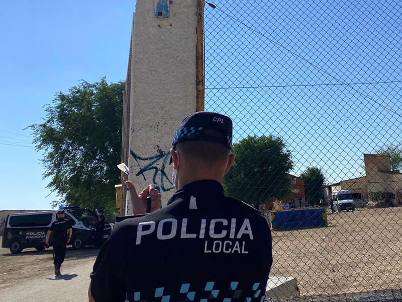 La Junta ya ha realizado más de 400 PCR a los temporeros del asentamiento de Albacete, asume la manutención y tramita las bajas laborales de los negativos confinados - imagen 1