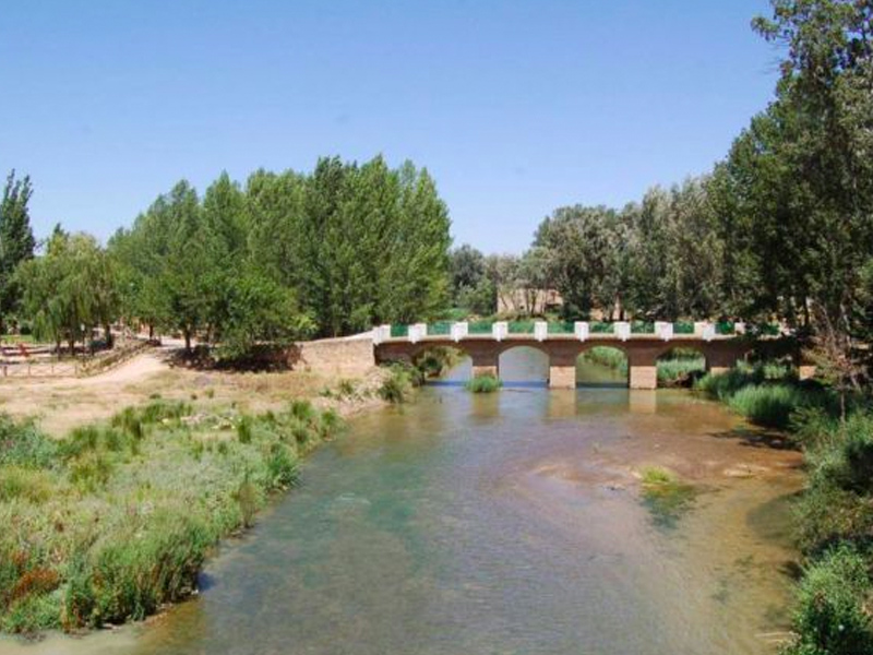 Cuatro jóvenes heridos al salirse el coche de un camino al cauce de río Júcar - imagen 1