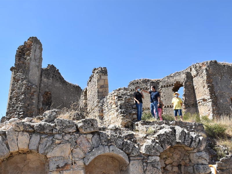 Comienzan las obras de rehabilitación del castillo de Puebla de Almenara - imagen 1