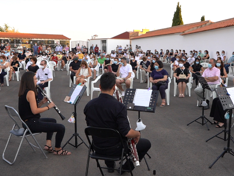 Silencio, respeto y memoria: Mota honra a las víctimas del coronavirus y a los profesionales que lo combaten - imagen 1