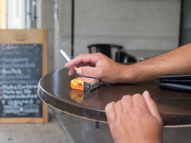 Sanidad prohíbe fumar en la calle y cierra las discotecas ante el avance del coronavirus - imagen 1