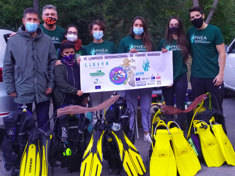 Lo que escondía el fondo del Júcar: 225 kilos de basura, señales de tráfico y un dron - imagen 1