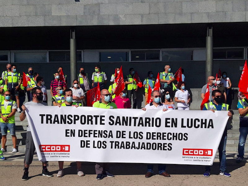 El personal de ambulancias se concentra ante el hospital de Cuenca - imagen 1