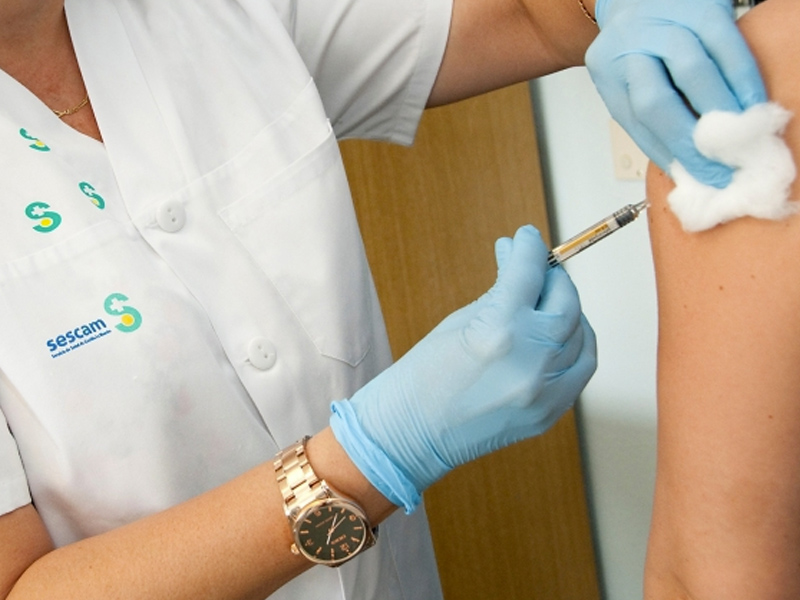 El 4 o 5 de enero llegarán las primeras vacunas a España «y unos días después» comenzará su inoculación en Castilla-La Mancha - imagen 1