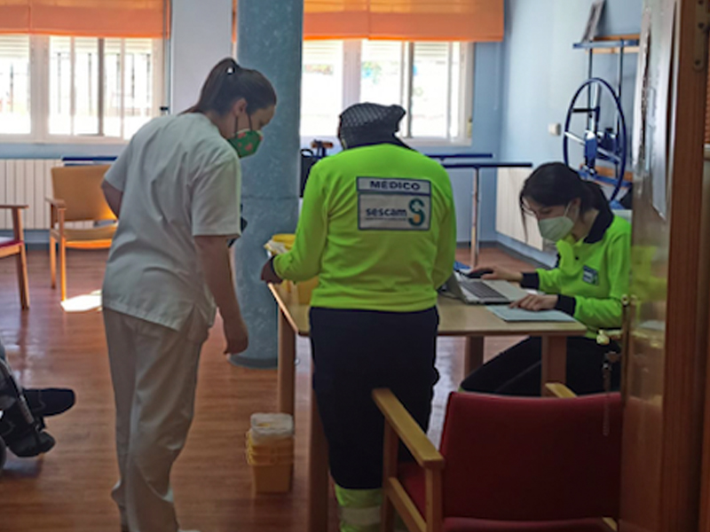 Llegan las primeras vacunas a Iniesta - imagen 1