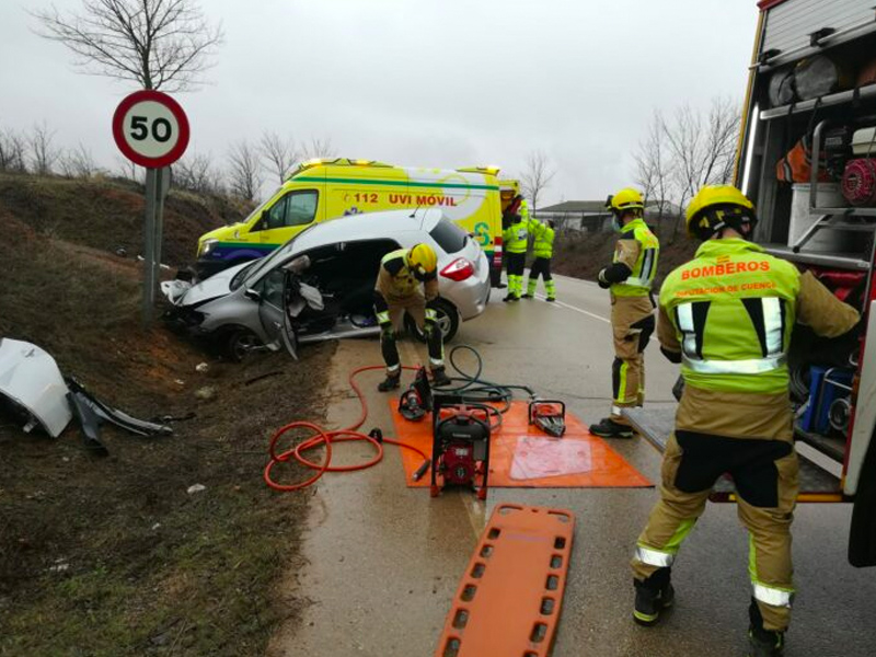 Bomberos de Motilla liberan a un conductor atrapado tras un accidente de tráfico en Buenache de Alarcón - imagen 1