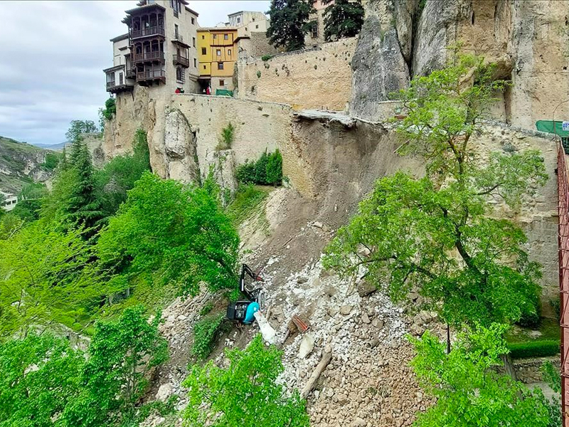 Derrumbado el principal acceso peatonal a las Casas Colgadas de Cuenca - imagen 1
