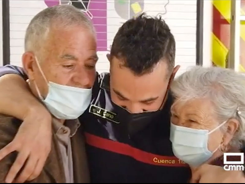 Emotivo reencuentro de los bomberos de Motilla y vecinos de Iniesta - imagen 1