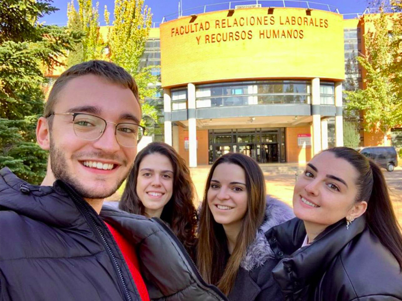 Jóvenes emprendedores y solidarios en la lucha contra el Cáncer - imagen 1