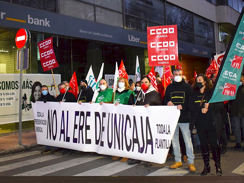 Rechazo total al despido de 47 empleados y el cierre de 32 oficinas de Unicaja en Cuenca - imagen 1
