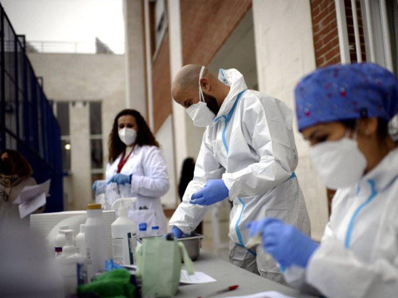 Castilla-La Mancha y Aragón son las regiones con más sanitarios sin vacunar contra la COVID-19 - imagen 1