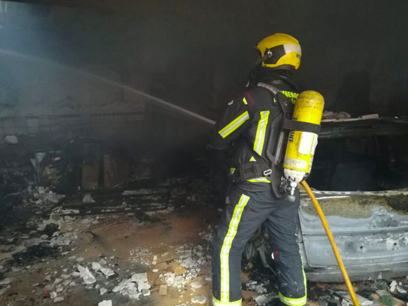 Tres afectados por humo en el incendio de una vivienda en San Clemente - imagen 1
