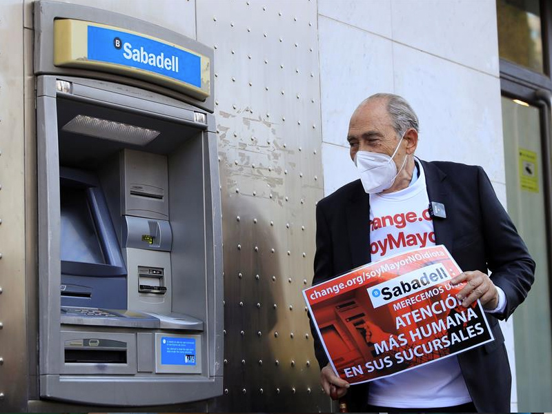 La banca plantea mejorar la atención a los mayores y simplificar los cajeros y "apps" - imagen 1