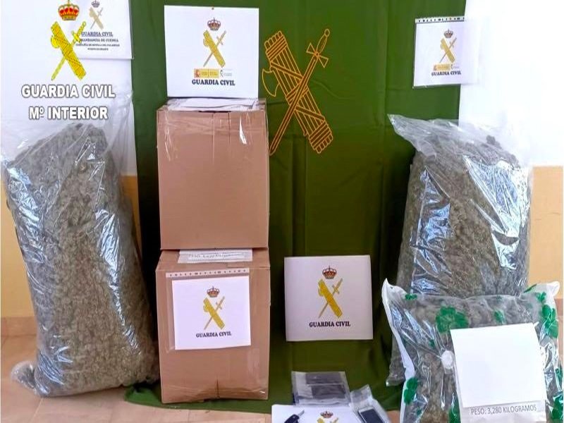 Dos detenidos por transportar en el interior de su coche 35 kilos de marihuana - imagen 1