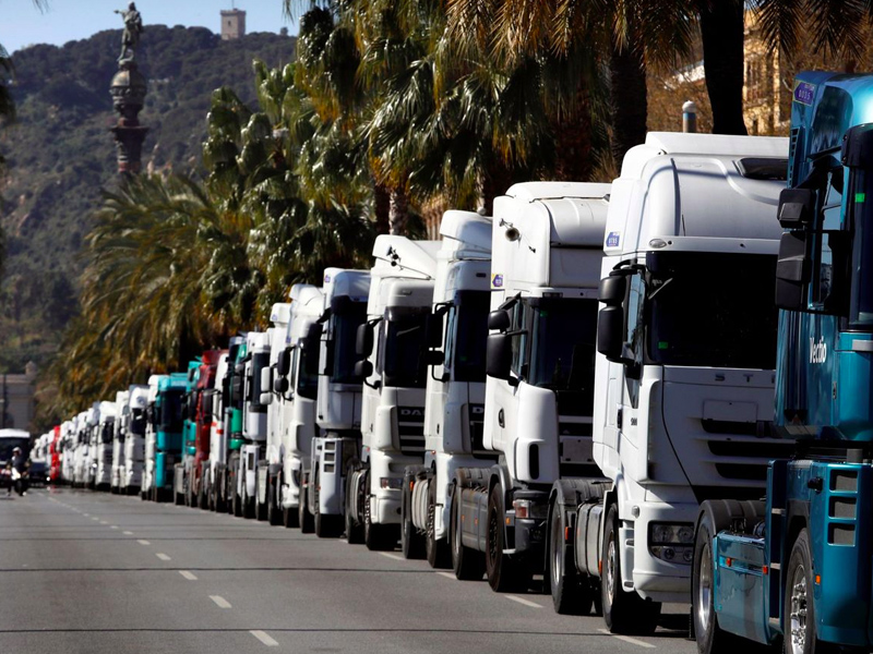 La huelga de transportistas en Castilla-La Mancha va más allá: desabastecimiento, piquetes informativos y colapso en las carreteras - imagen 1