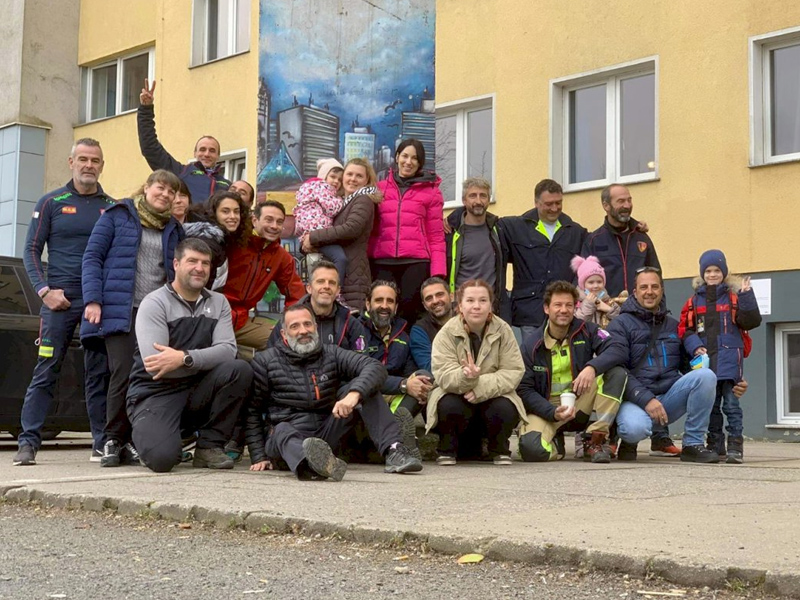 Los bomberos de la Diputación regresan con 42 refugiados ucranianos - imagen 1