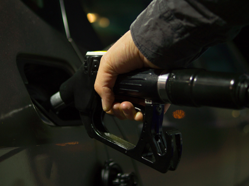 Denuncian ante Consumo a 46 gasolineras de Castilla-La Mancha que subieron precios el 1 de abril - imagen 1