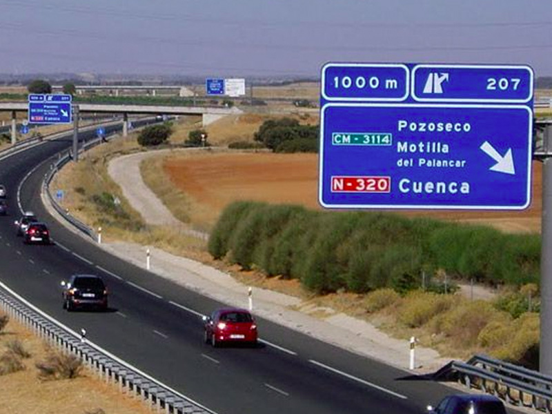 Cuatro jóvenes implicados en la salida de vía de un turismo en la A-3 en Motilla del Palancar - imagen 1