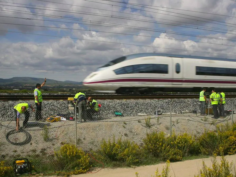 Un AVE de la línea Madrid-Alicante se avería en Motilla del Palancar con 348 pasajeros a bordo - imagen 1