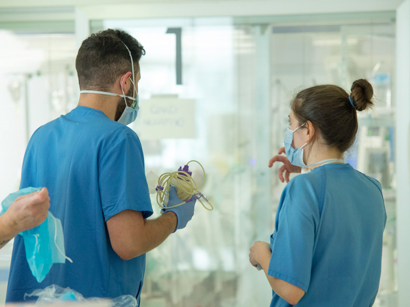Los profesionales sanitarios de baja por COVID en la zona de salud de Cuenca se cuatriplican en un mes - imagen 1