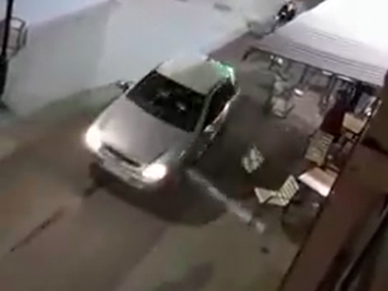 Un conductor embiste varias veces contra la terraza de un bar de Albacete y se da a la fuga - imagen 1
